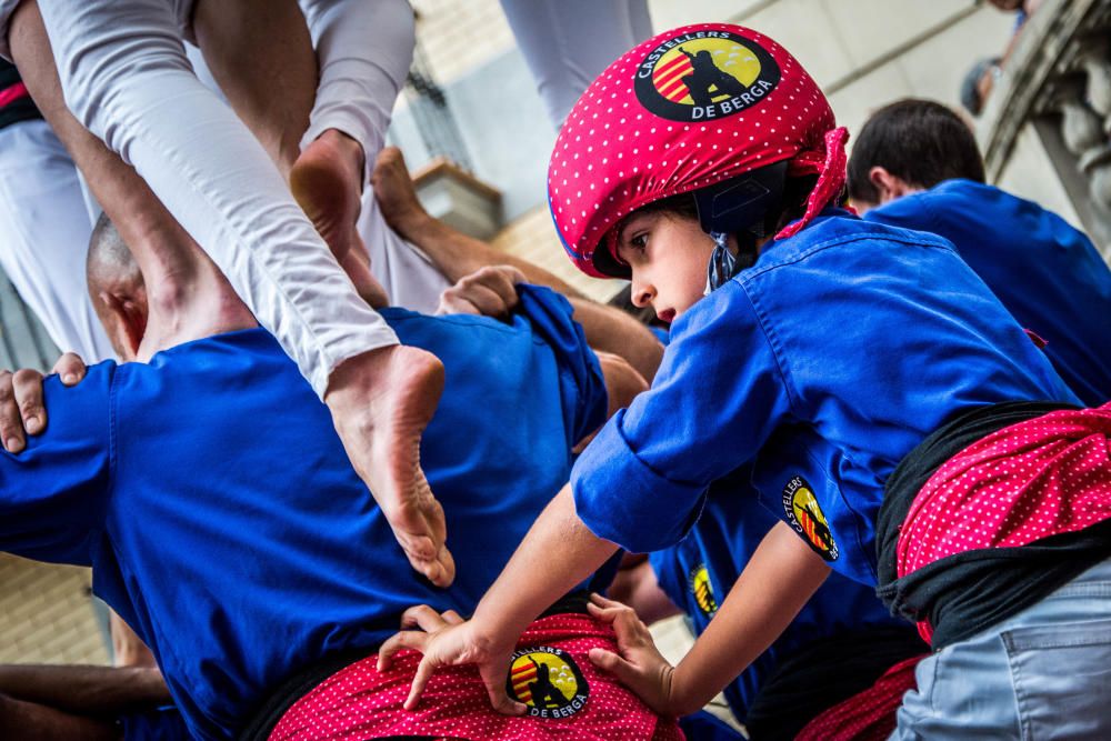 Els castellers de Berga descarreguen la primera construcció de vuit pisos