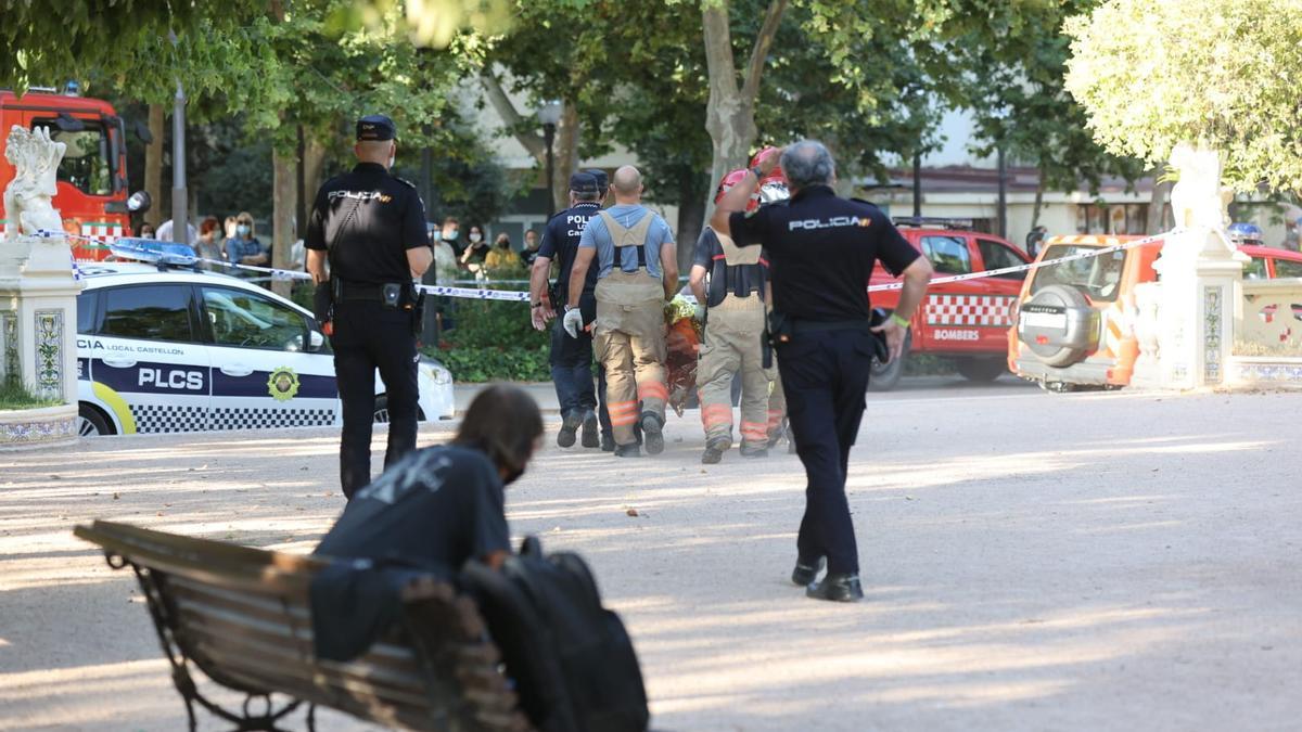 Los bomberos sacan el cuerpo del ahogado.