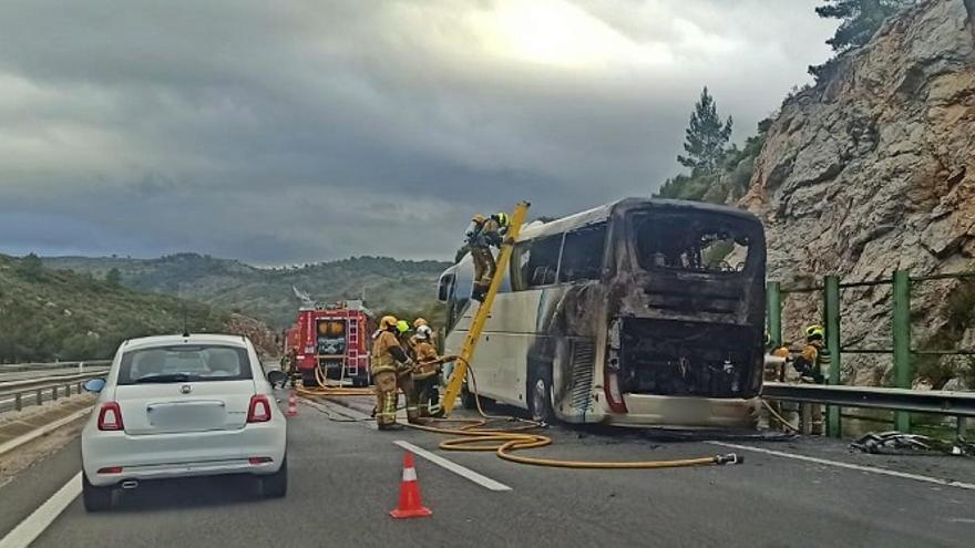 El autobús en llamas