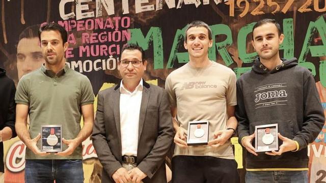 Miguel Ángel López, Mariano García y Manuel Bermúdez, con el presidente de la Federación Murciana. | JUAN CARLOS CAVAL