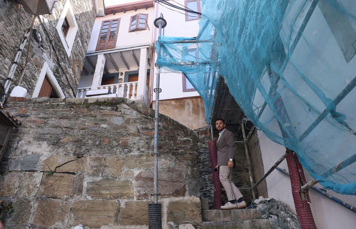 Santiago Fernández, delante de su casa del anfiteatro; a la derecha, dos curadillos colgados. | m. r. | |