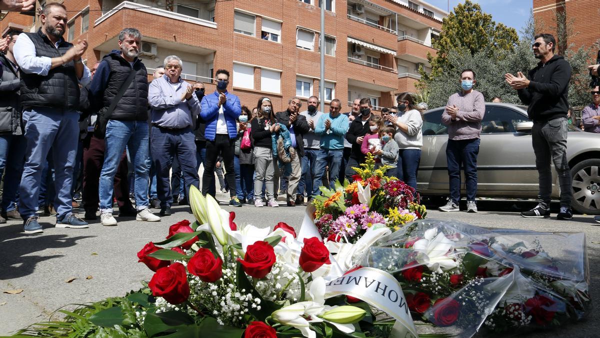 Marcha lenta de los taxistas de Lleida, por la muerte de un compañero apuñalado