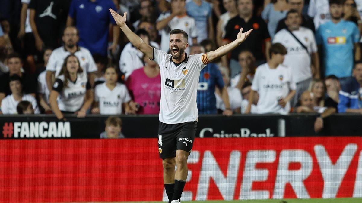 Gayà en un partido con el Valencia CF