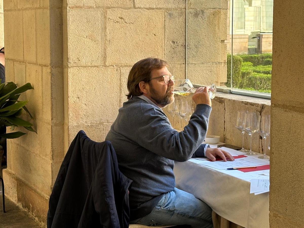 El sumiller Damián Arana durante la cata.