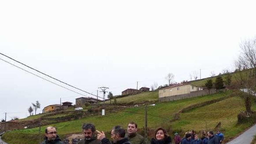 Por la izquierda, el alcalde, José Víctor Rodríguez, y Alejandro Calvo, con los vecinos, por uno de los caminos de Tabladiello.