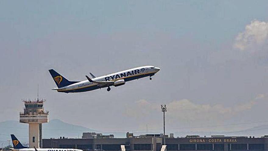 Un avió de la companyia de baix cost Ryanair enlairant-se a l&#039;aeroport de Girona.