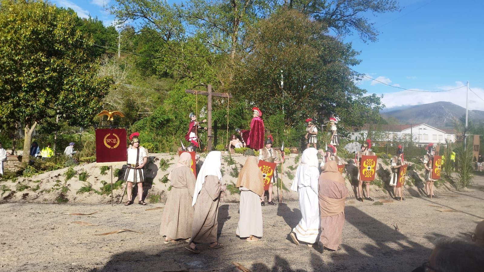 Infiesto vive con pasión su Via Crucis viviente