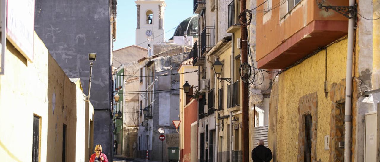 El barrio La Purísima de Elda conserva muchos inmuebles y rincones históricos de gran belleza junto a casas ruinosas y solares abandonados.