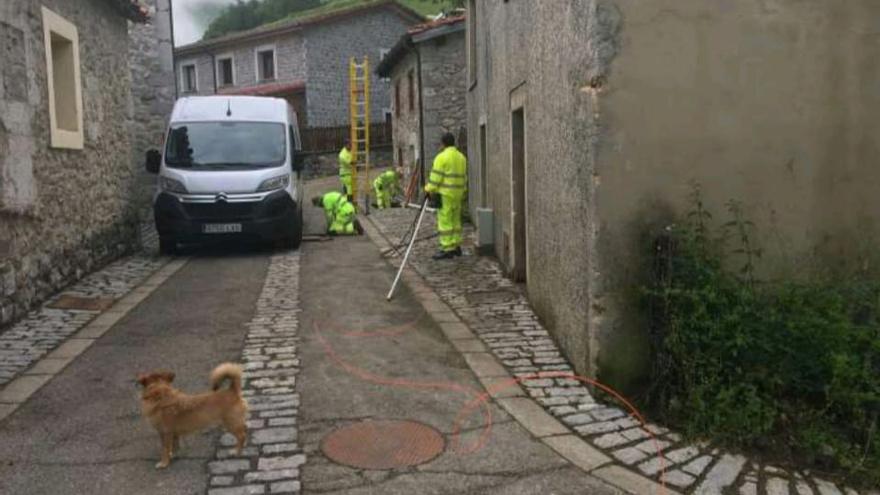 Cabrales inicia la renovación y el soterramiento del alumbrado público en el barrio de El Cuetu de Sotres