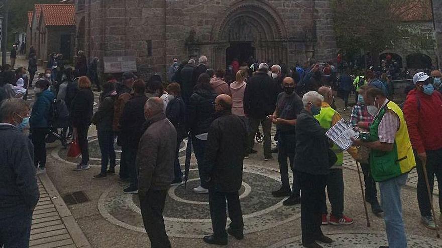 Fieles asistentes ayer a las Pascuillas, en el exterior del Santuario.  | // D.P.