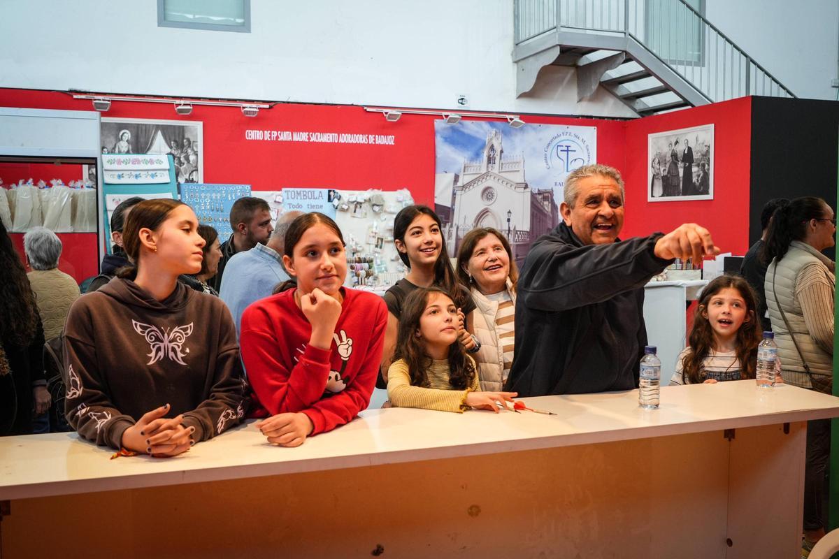 Miguel y Maribel, a la derecha, juegan a los dardos junto a sus nietas Daniela, Paola y Sofía.