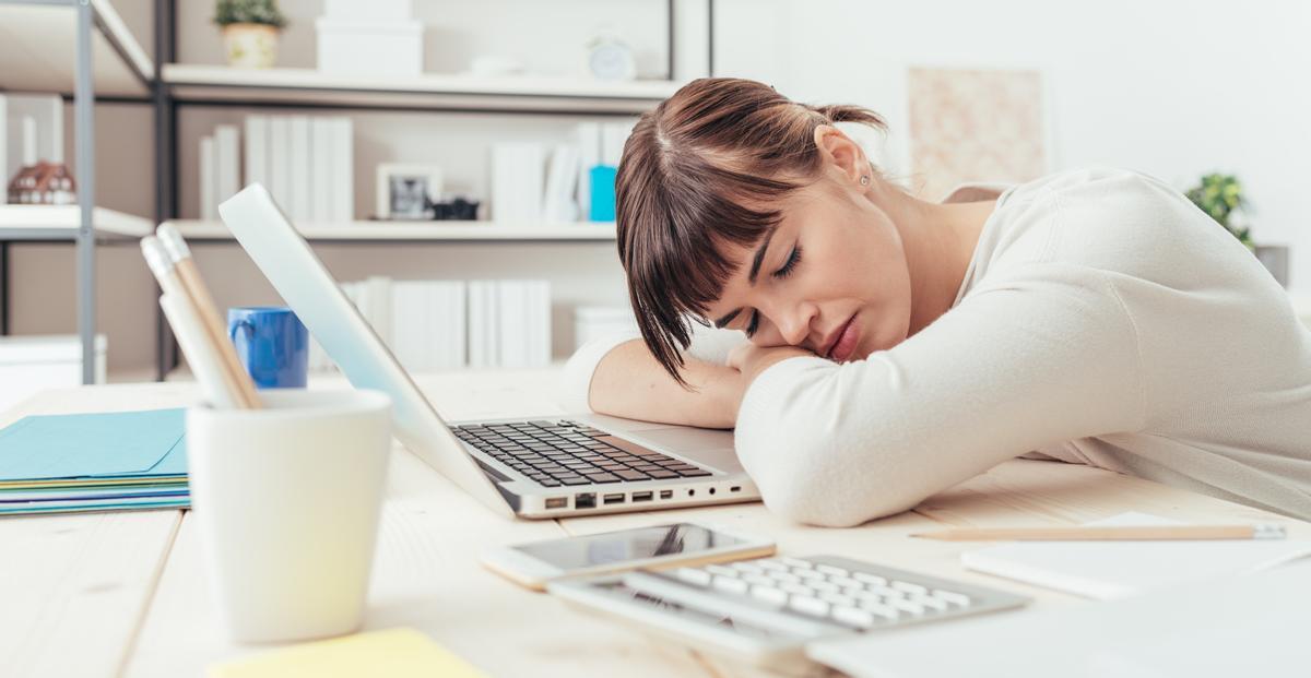 Una joven duerme durante una pausa en el trabajo