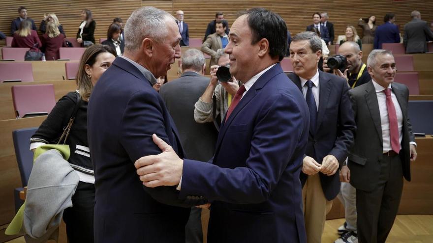 Baldoví saluda a Llorca tras tomar posesión del cargo, este martes en las Cortes. / José Cuéllar/Corts