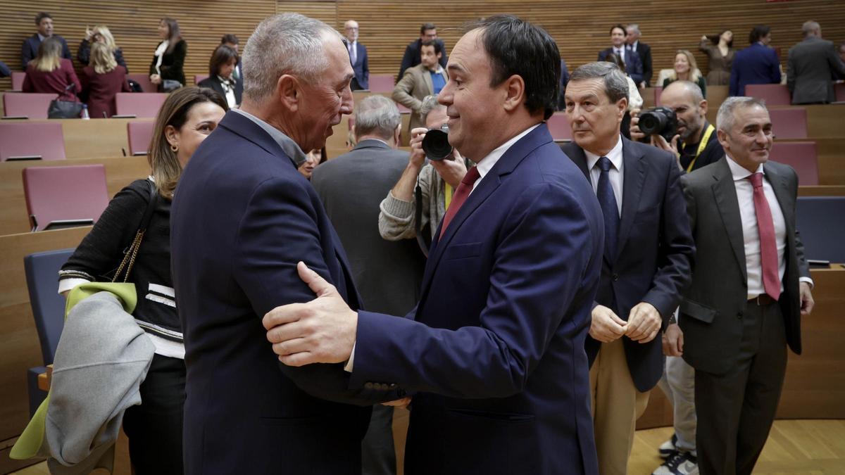 PSPV y Compromís afean que Llorca pida perdón a las víctimas mientras protege a Mazón