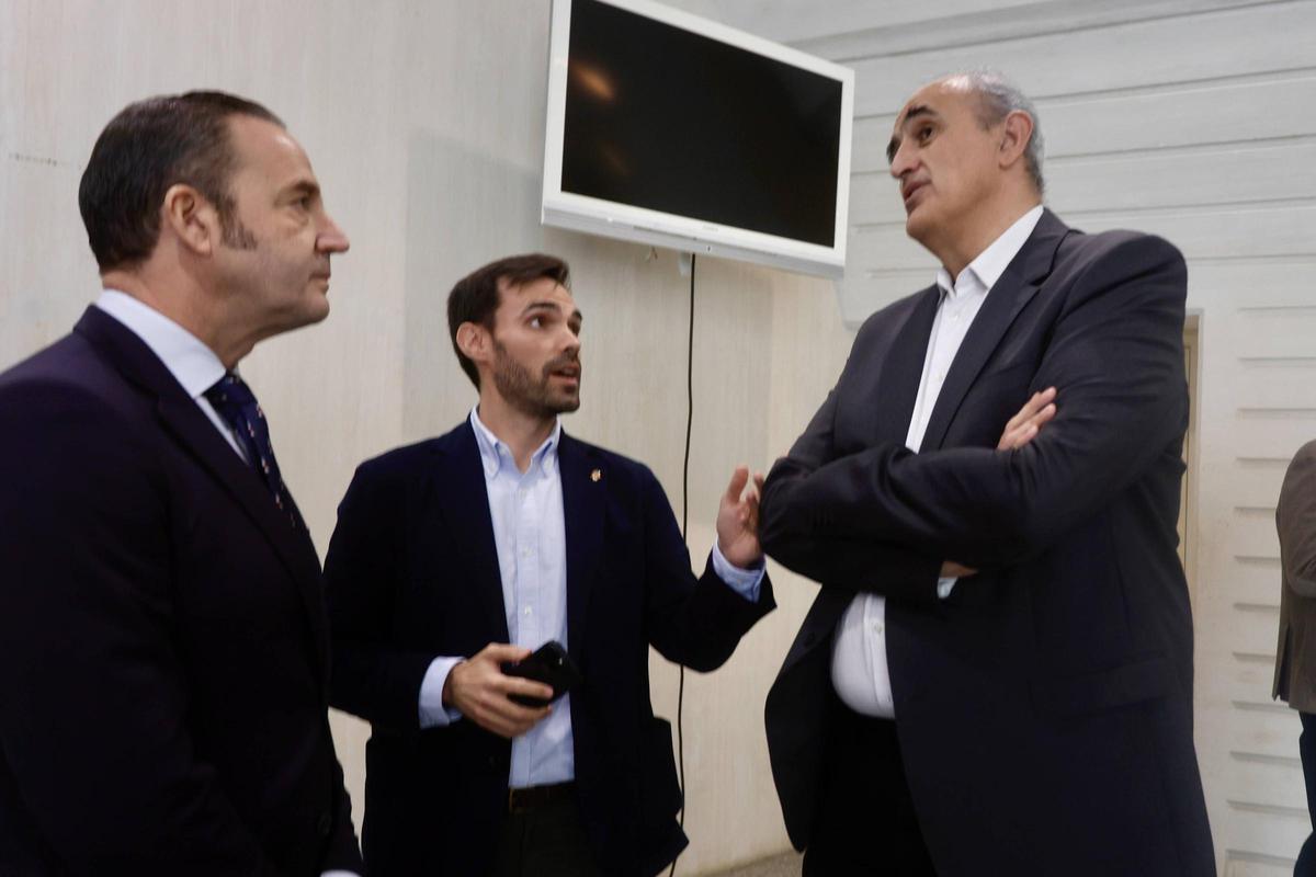 Enric Carbonell, en una charla con Juan Morales, el presidente de un Joventut que será rival en cuartos de la Copa.