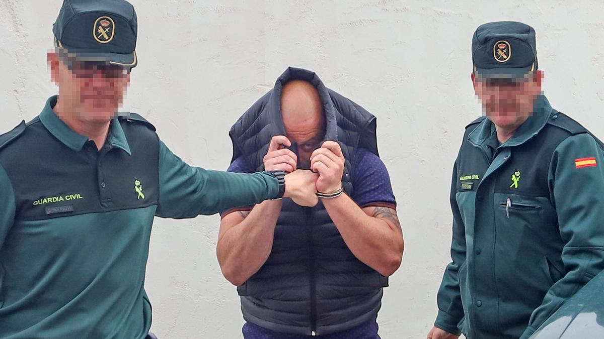 El irlandés Wayne P.W. es trasladado por la Guardia Civil en una comparecencia judicial en Torrevieja.