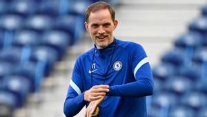 Chelsea’s German coach Thomas Tuchel smiles during a training session at the Dragao stadium in Porto on May 28, 2021 on the eve of the UEFA Champions League final football match between Manchester City and Chelsea. (Photo by PIERRE-PHILIPPE MARCOU / AFP)