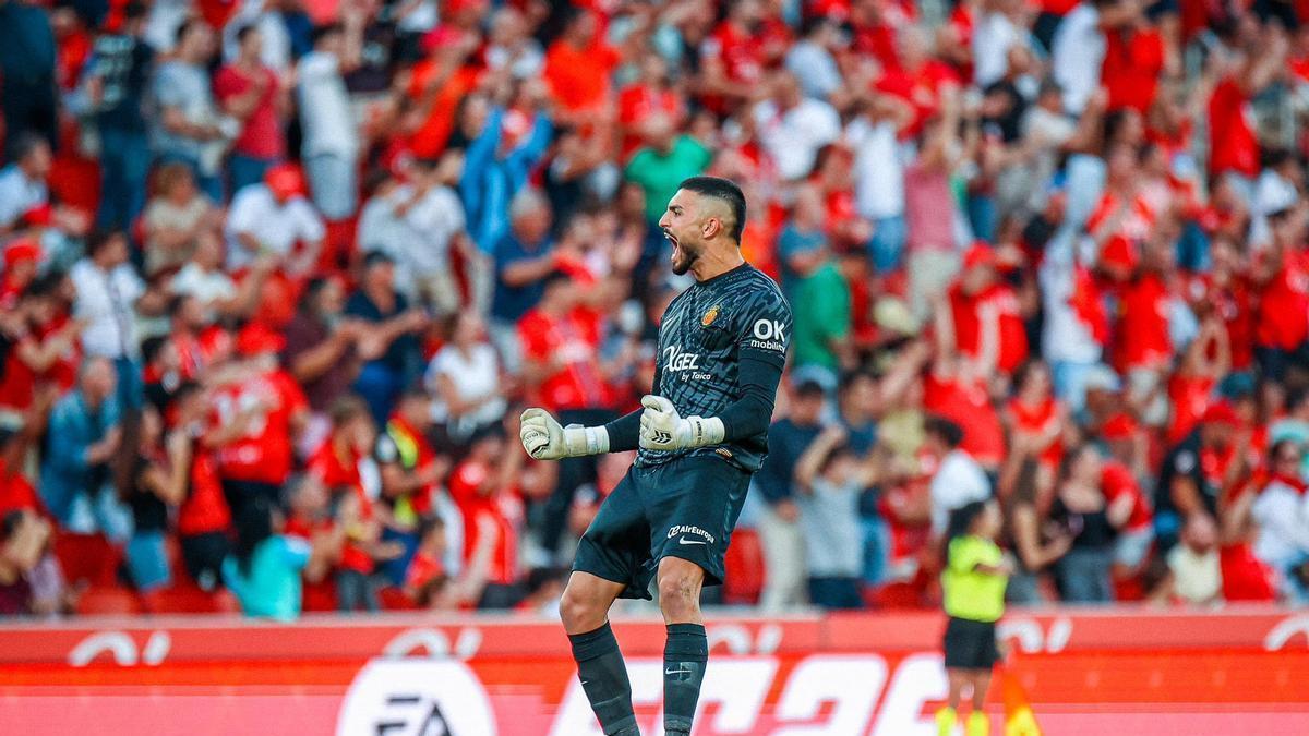 Leo Román celebra con la grada el gol de Asano ante el Alavés.