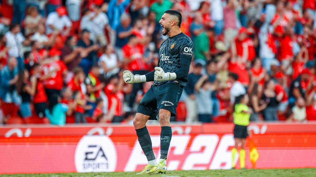 Leo Román, celebrando el gol de Asano ante el Alavés