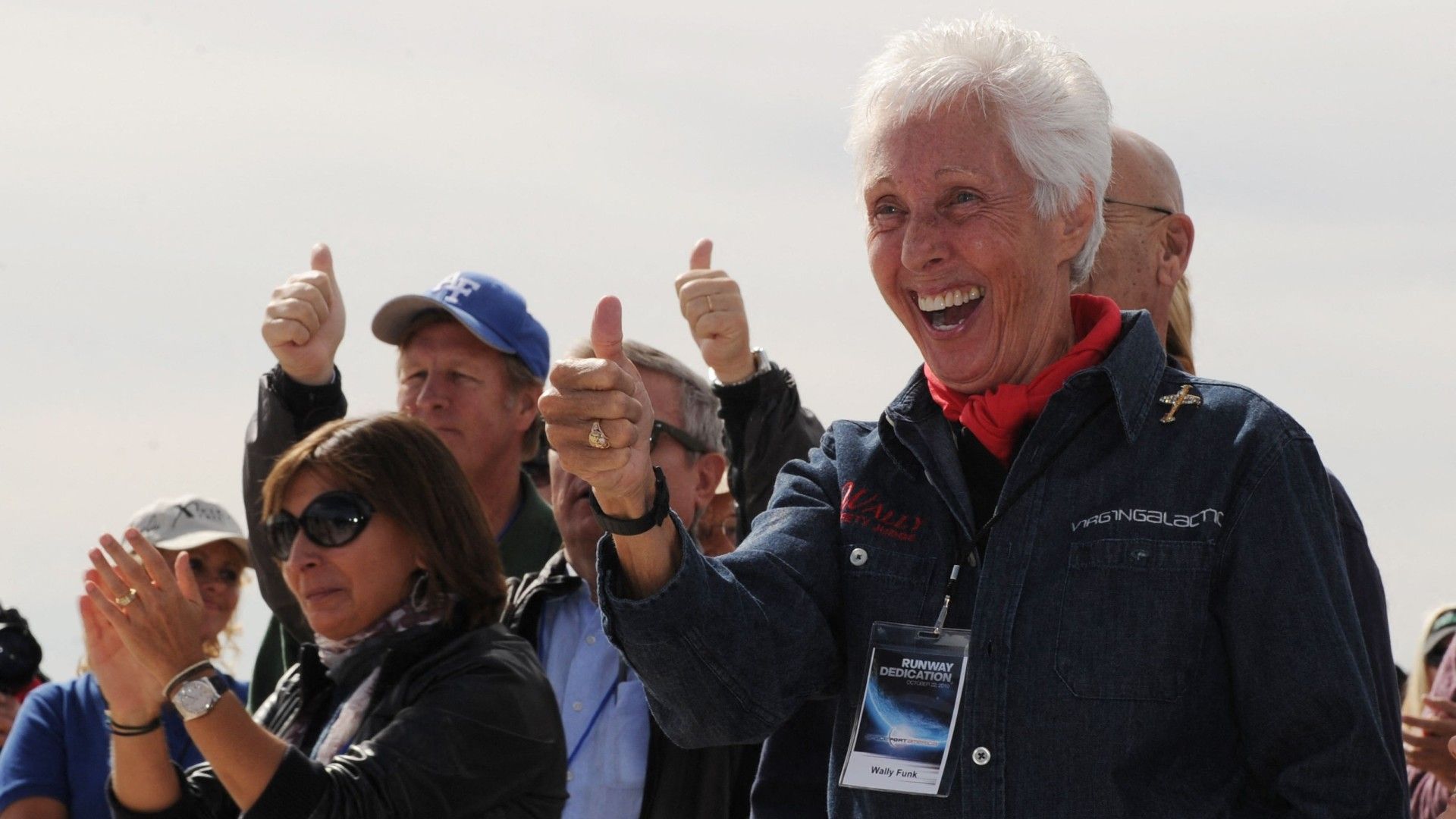 Wally Funk junto a futuros turistas espaciales en la inauguración de la pista de aterrizaje de Spaceport America, cerca de Las Cruces (Nuevo México), el 22 de octubre