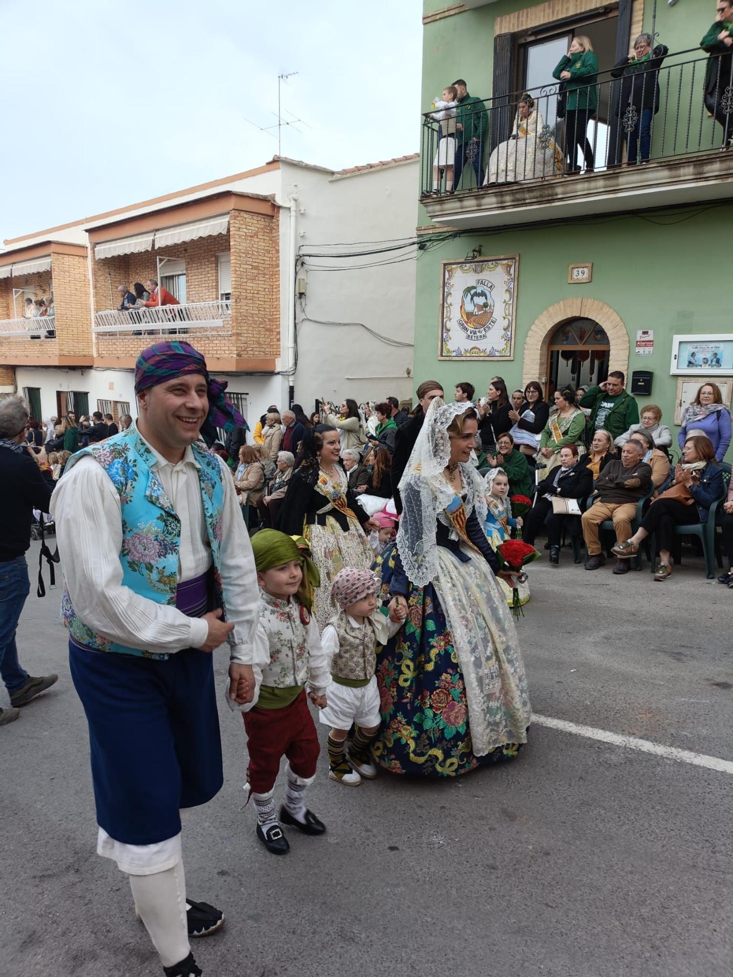 Las comisiones falleras de Bétera celebran su ofrenda