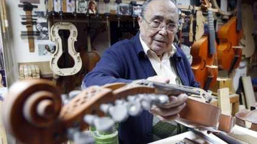 José Ángel Chacón Tenllado, en su taller de luthería.