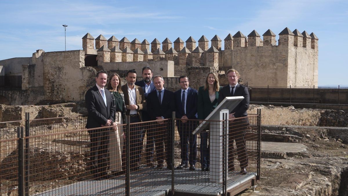 La presidenta de la Junta, el alcalde y el presidente de la diputación en el yacimiento arqueológico del interior de la Alcazaba tras la firma del convenio de creación del Consorcio del Casco Antiguo de Badajoz.