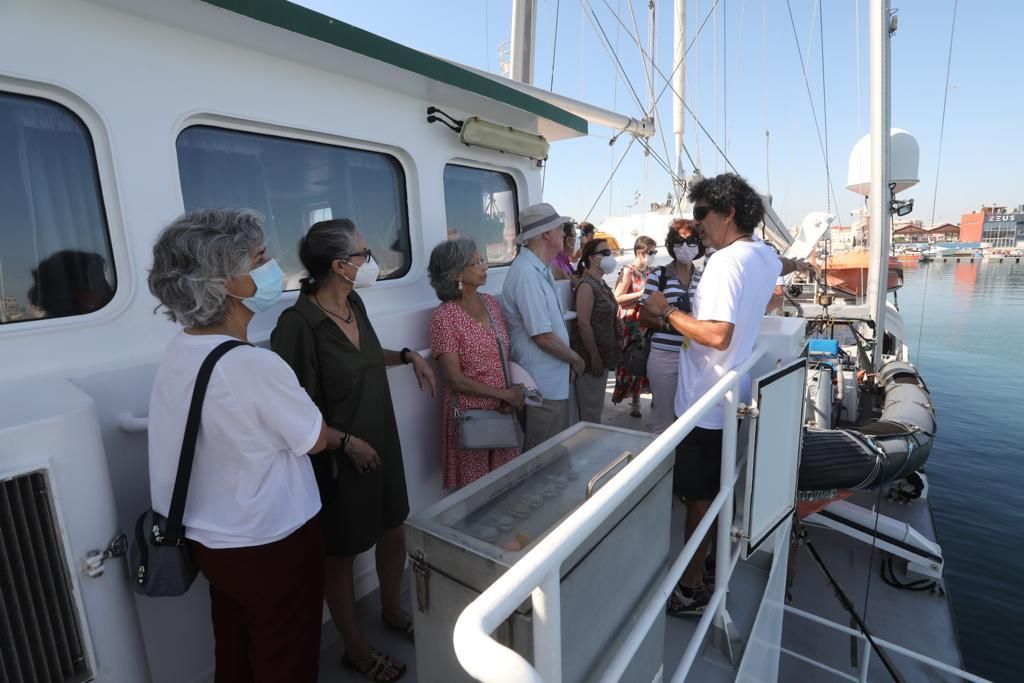 El Rainbow Warrior, buque de Greenpeace, abre sus puertas en València
