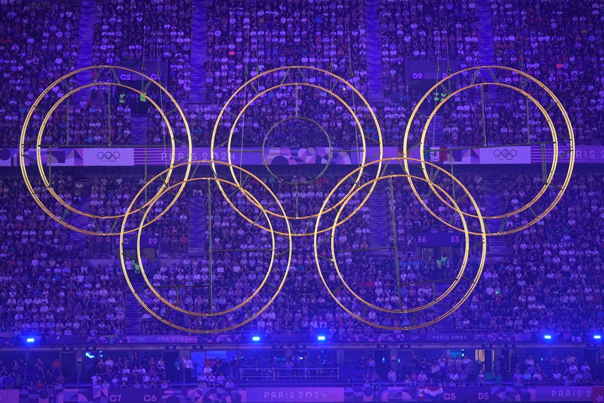 Los aros olímpicos en la ceremonia de clausura de París 2024.