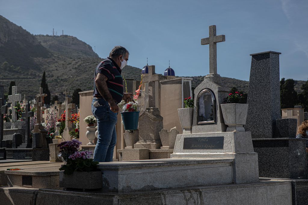 Víspera del día de Todos los Santos en el cementerio de Los Remedios de Cartagena