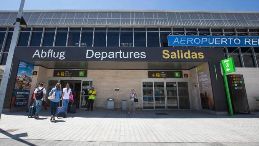 La puerta de salidas del aeropuerto Tenerife Sur.