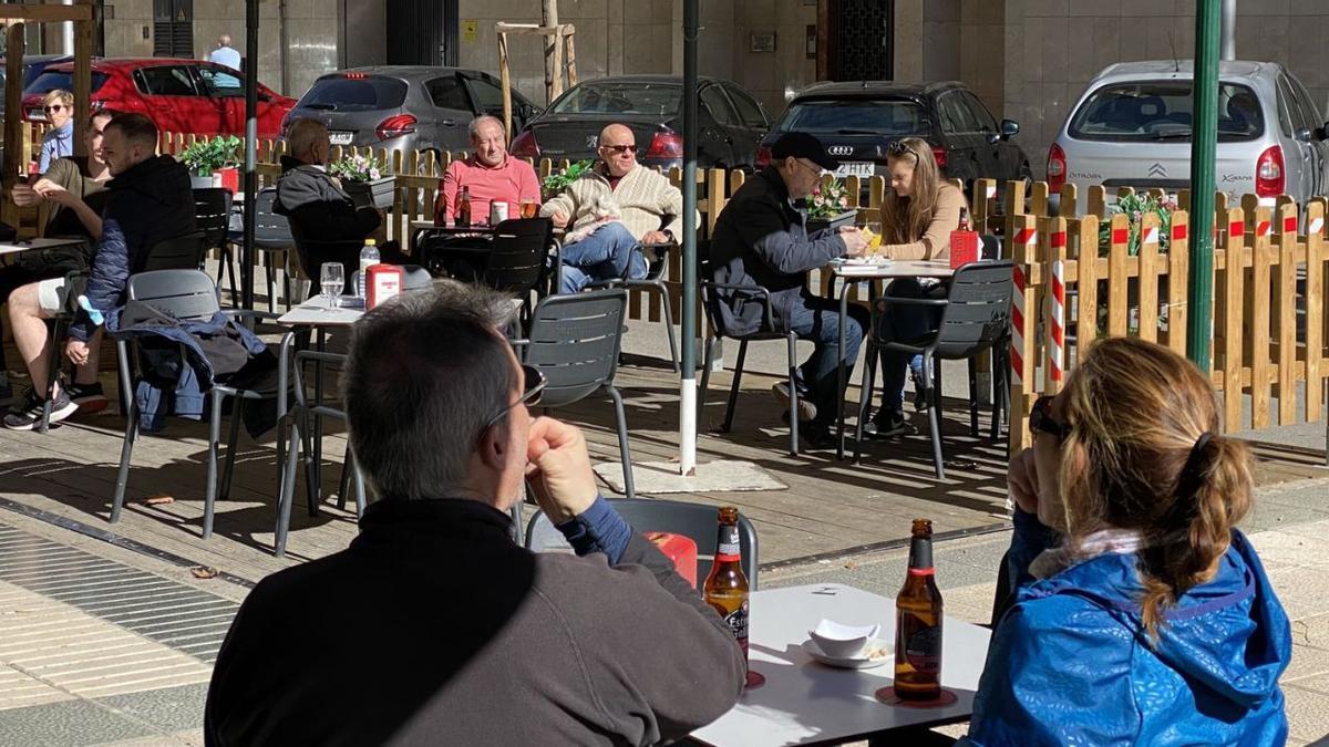 Una de las terrazas con plataforma sobre la zona ORA en la calle Príncipe de Asturias, ayer. | IVÁN URQUÍZAR