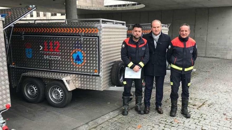 Manuel Carrera con miembros de Protección Civil en la recogida del nuevo remolque. // D. P.