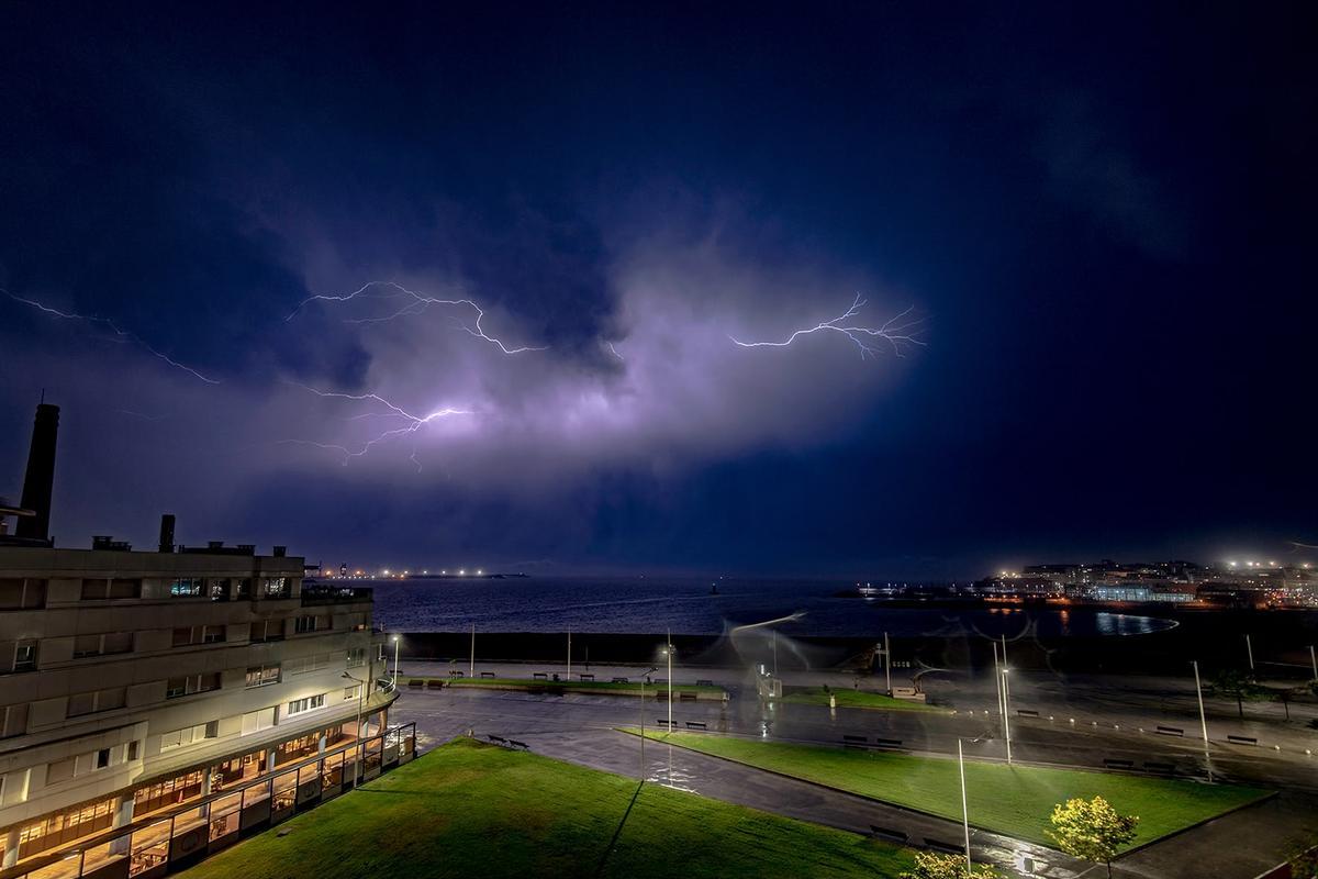 Las impresionanes imágenes de la tormenta eléctrica en Poniente, Gijón