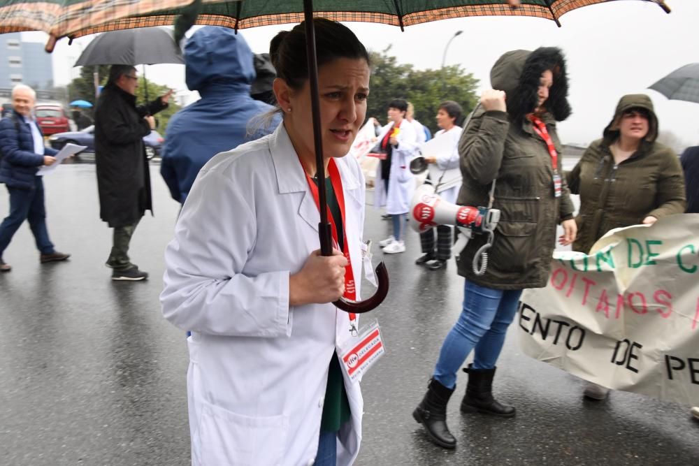 Protesta en defensa de la sanidad frente al Hospital de A Coruña