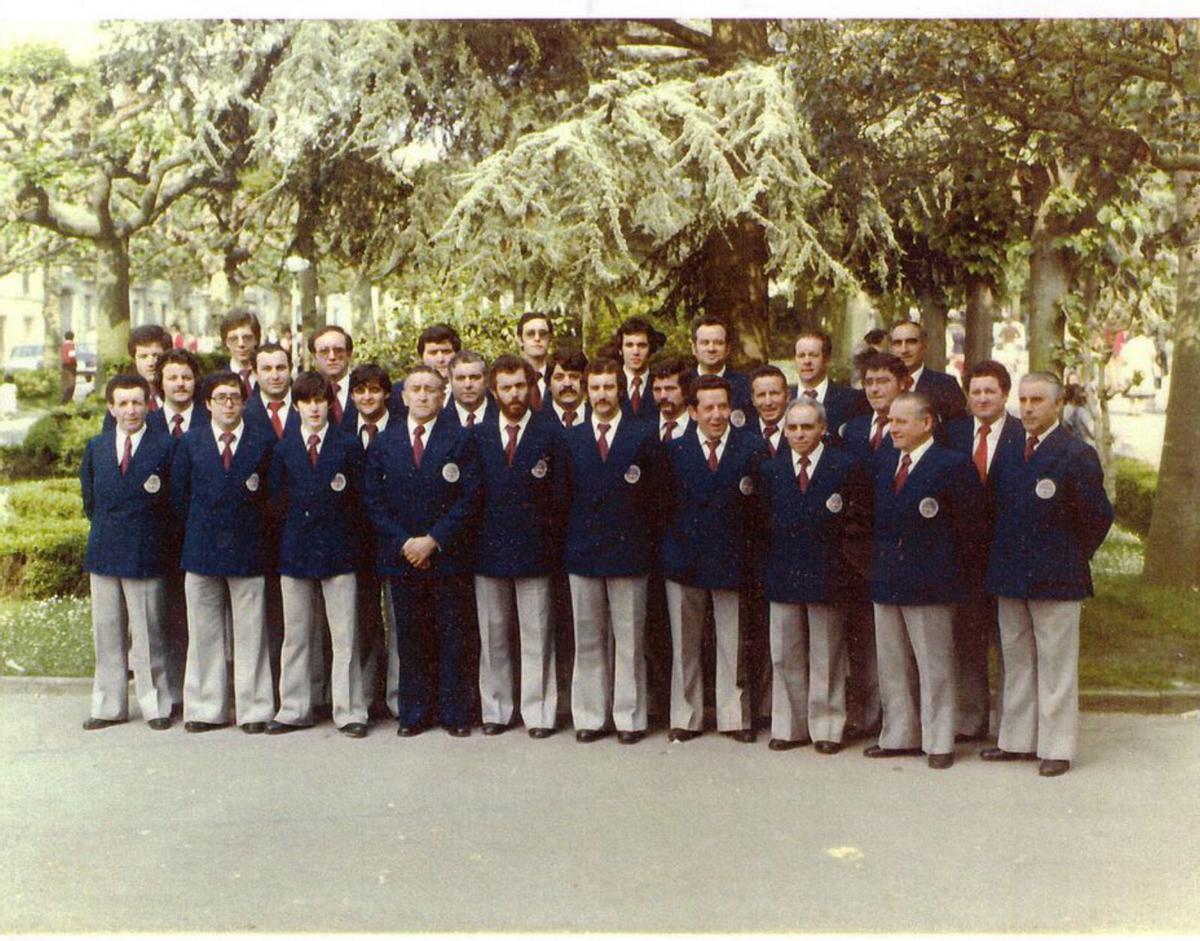 La Agrupación Coral en 1978. Severino, en la fila delantera, en el centro.