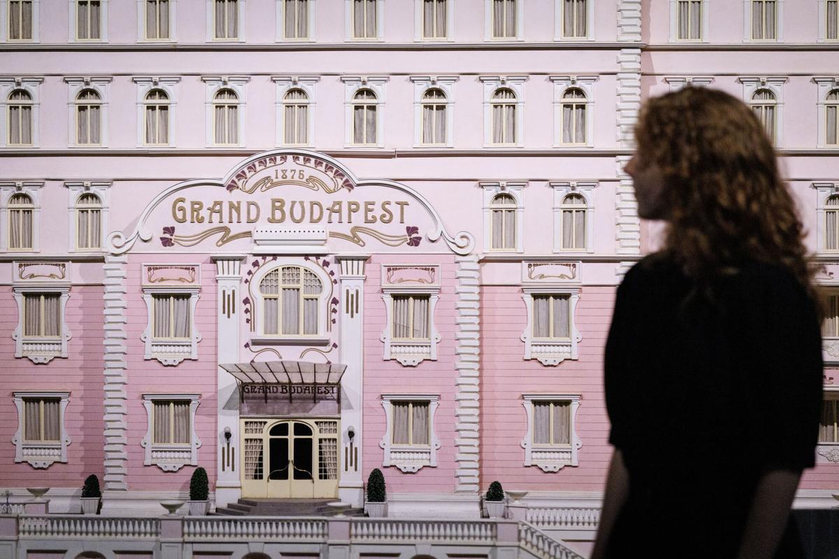 LONDRES (Reino Unido), 17/11/2025.- Un asistente de galería posa con títeres utilizados en la película Isla de los Perros durante un photocall para la próxima exposición Wes Anderson: The Archives en el Design Museum en Londres, Gran Bretaña, 17 de noviembre de 2025. El Design Museum albergará la primera gran exposición británica de la obra del cineasta, que se celebrará del 21 de noviembre de 2025 al 26 de julio de 2026. La exposición otorga un acceso sin precedentes a los archivos personales de Wes Anderson, acumulados durante tres décadas, con más de 700 objetos, muchos de los cuales nunca se han exhibido en Gran Bretaña. 