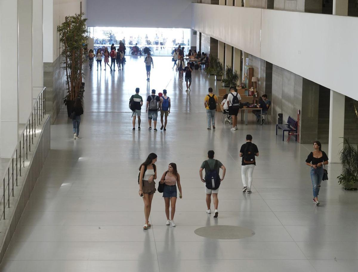 Vestíbulo de la Facultad de Marketing y Gestión. |  | LA OPINIÓN.