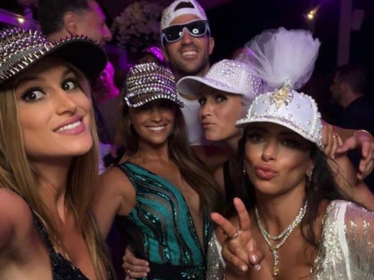 Cesc, Daniella y amiguis con pintas en su fiesta