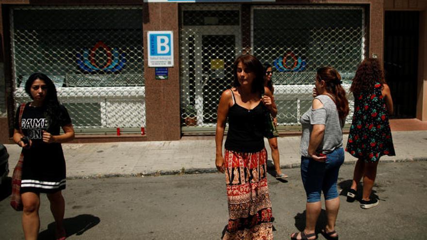 Amigos de las víctimas se reúnen ante el centro Baba de la localidad.