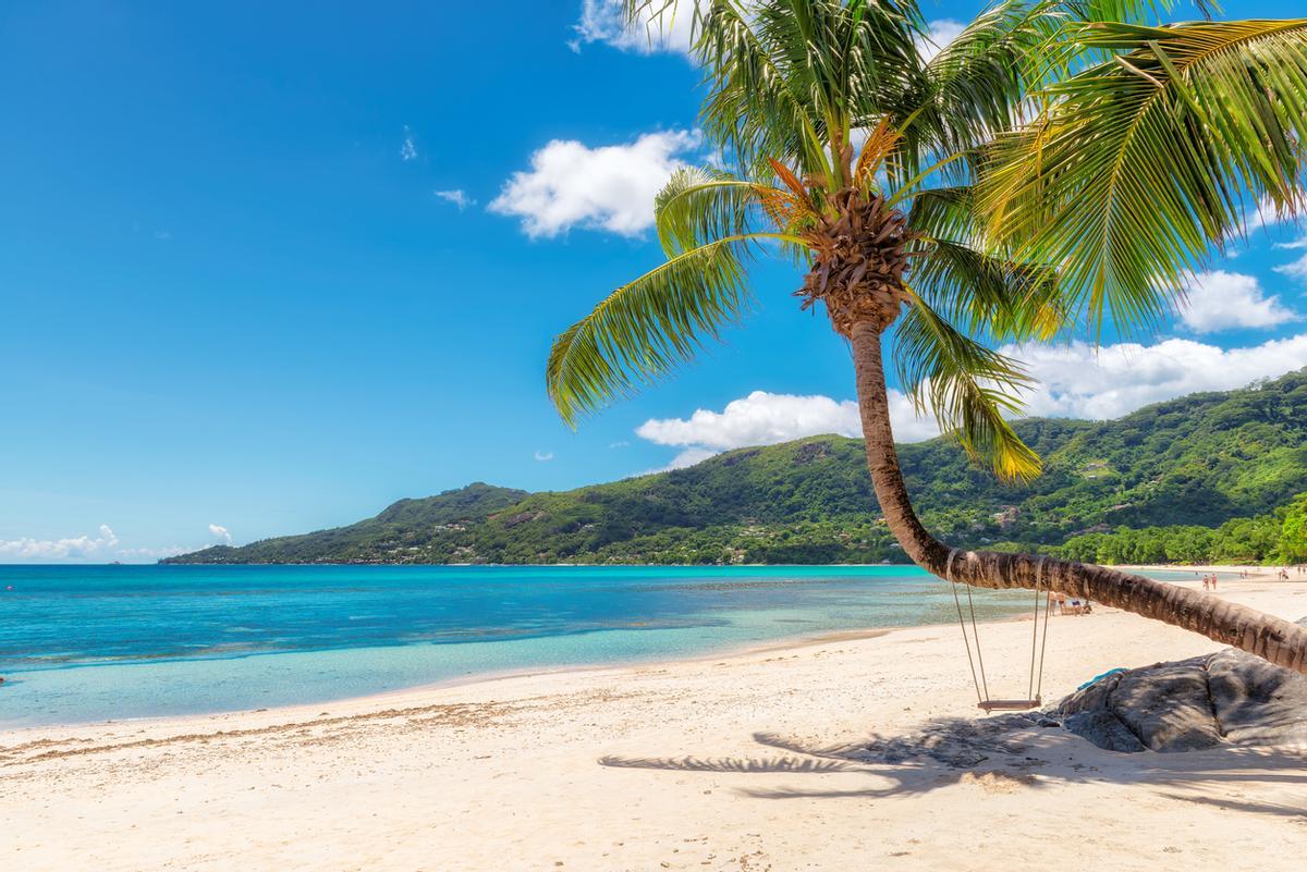 La playa de Beau Vallon es una extensa franja de arena blanca y aguas turquesas famosa por sus increíbles puestas de sol sobre el Océano Índico