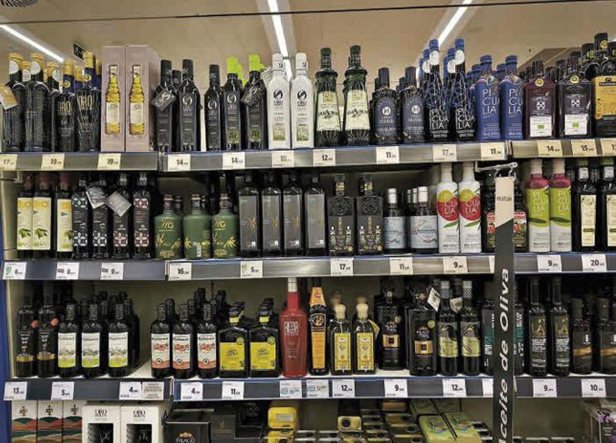 Diversidad de aceites de oliva virgen extra en una gran superficie.