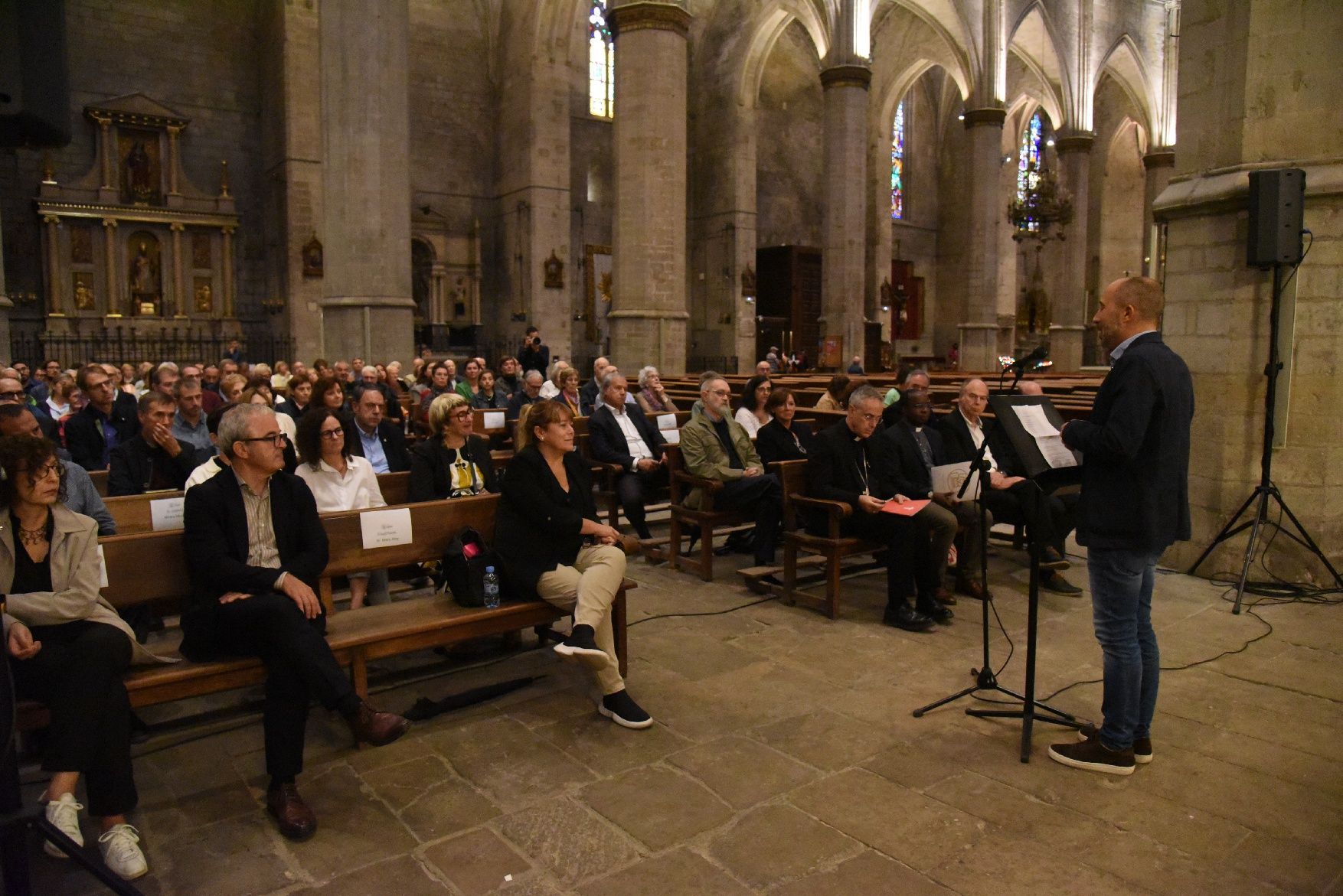 Un centenar de persones presencien a la Seu de Manresa la inauguració del frontal florentí restaurat