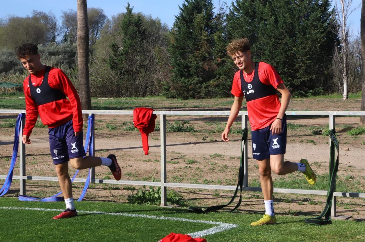 Shashoua y Simo, durante el entrenamiento del Córdoba CF, este martes.