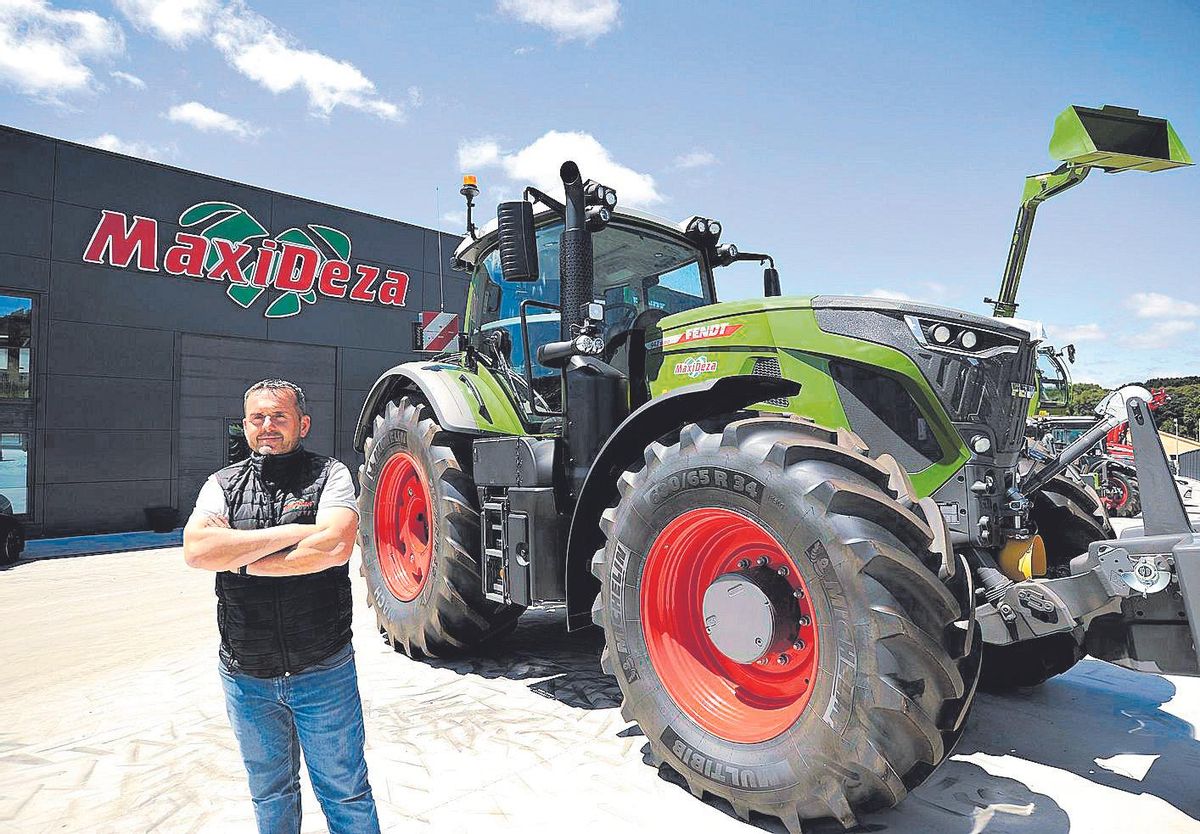 Óscar Míguez, delante de las instalaciones ampliadas en Maxideza.
