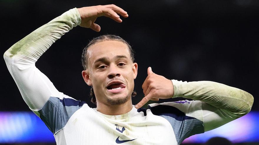 Lo provocó, lo disparó y lo convirtió en el 3-0: el gol de penalti de Xavi Simons