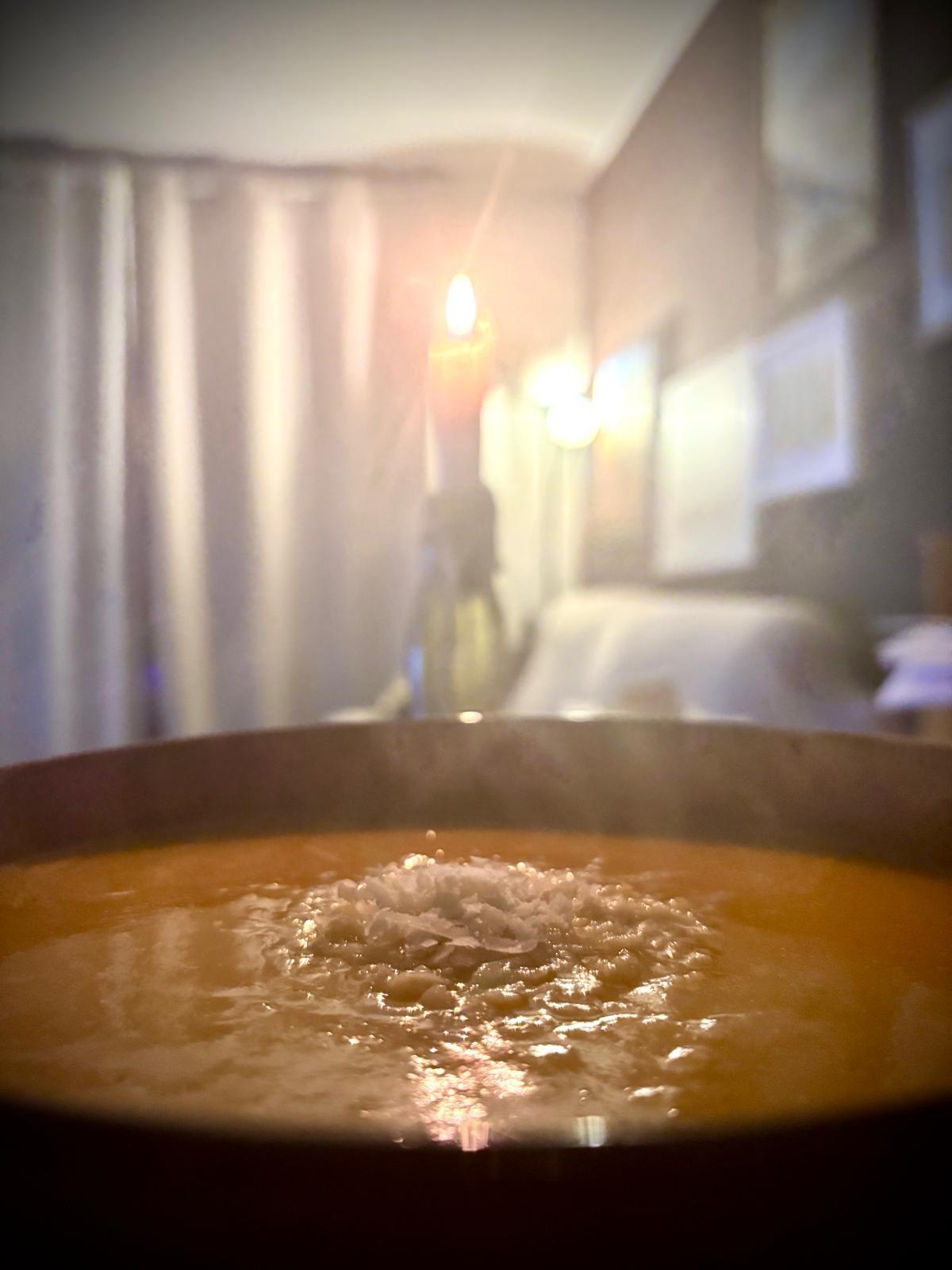 La pastina, humeante, recién salida de la olla