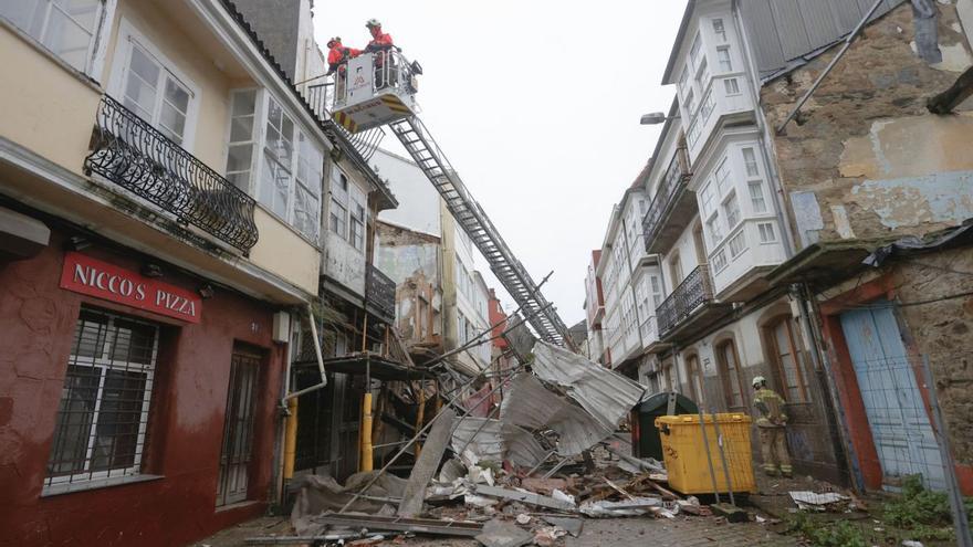 Derrumbe de la fachada de un edificio en Ferrol, que no causó heridos. |   // KIKO DELGADO / EFE