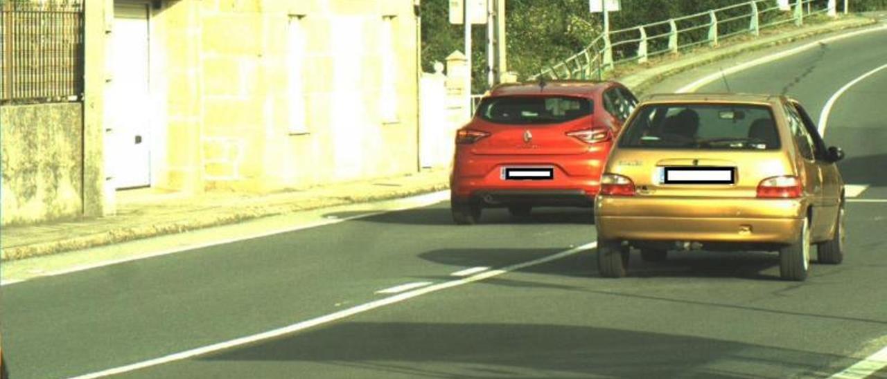 Imagen de radar del coche que adelantaba en línea continua y duplicaba la velocidad permitida. |  FDV