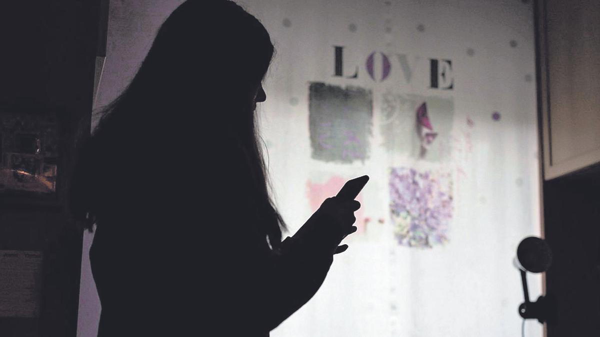 Imagen de archivo de una mujer con su teléfono.